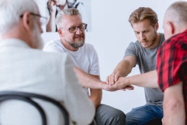 Nuo noro pasitraukti į kalnus iki išsiventiliavimo dėl kovidinės situacijos: pagalbos vyrams linijoje išgirsta visko